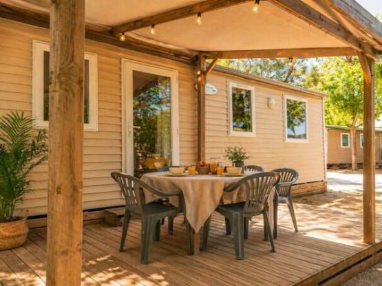 Stacaravan Confort 33m² (3 slaapkamers) + clim + overdekt terras + TV
