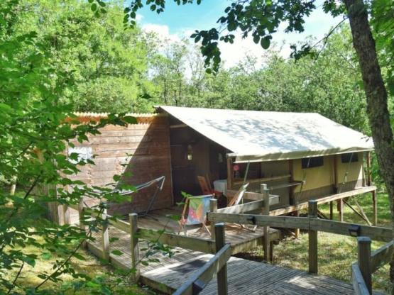 Safari tent met sanitair