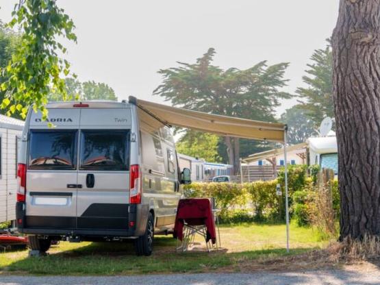 Pakket Comfort met elektriciteit: 1 auto + 1 tent of 1 caravan of 1 camper