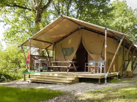 Safaritent 45m2 (3 slaapkamers, echte bedden) hoger gelegen, Terras, Uitzicht over camping en rivier - parking