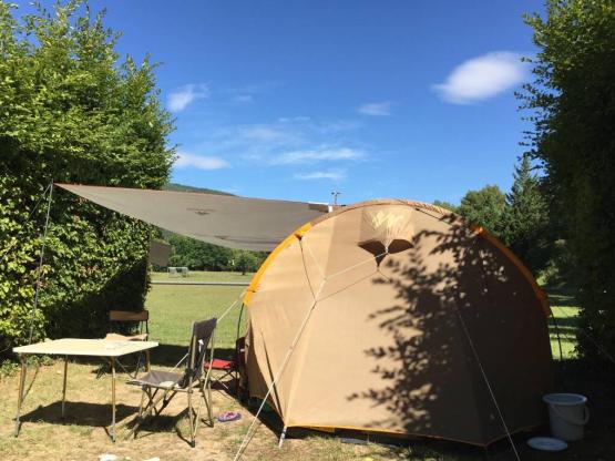 Kampeerplaats zonder elektriciteit, uitzicht op de berg Cresta (1 voertuig + 1 tent of 1 caravan)