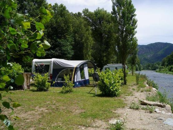 BASISPRIJS CONFORTPLAATS AAN HET STRAND/RIVIER-Tent(en)/caravan+1 auto (of 1 camper),elektr. 10 A