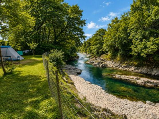 Standplaats aan de rivier kant : auto + tent/caravan of camper