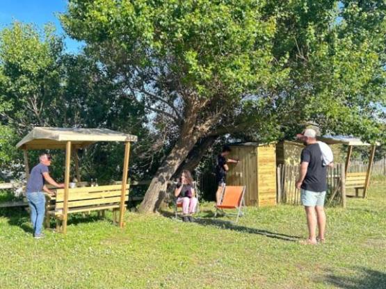 Ingerichte Standplaats 1 picknicktafel, ingerichte schuur, elektriciteit en waterkraan