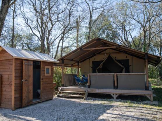 Tent Lodge Kenya CONFORT 34m² - 2 slaapkamers + overdekt terras 11m² (MET privé sanitair)