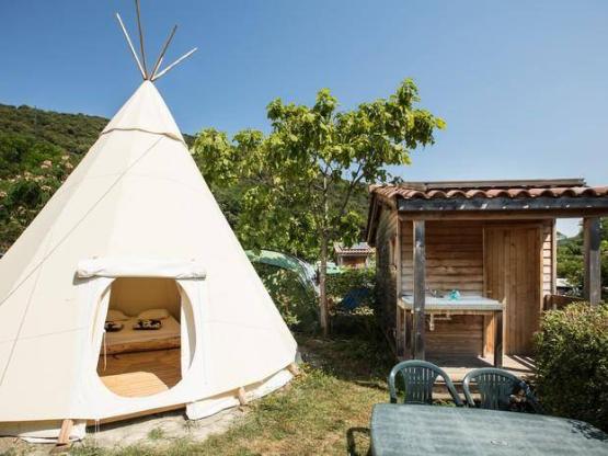 Tipi 2/4 personen met badkamer en toilet.