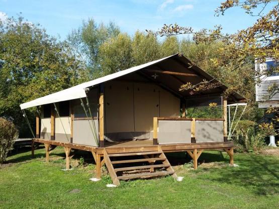 Gemeubileerde canvas ecolodge 35 m² - 2 slaapkamers - zonder sanitair - overdekt terras met uitzicht