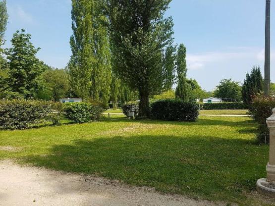 Standplaats COMFORT GRASVELD met elektriciteit 6A (auto + tent / caravan of kampeerauto)