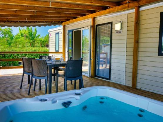 Stacaravan BALNEO (airconditioning + tv + Vaatwasser + Whirlpool)