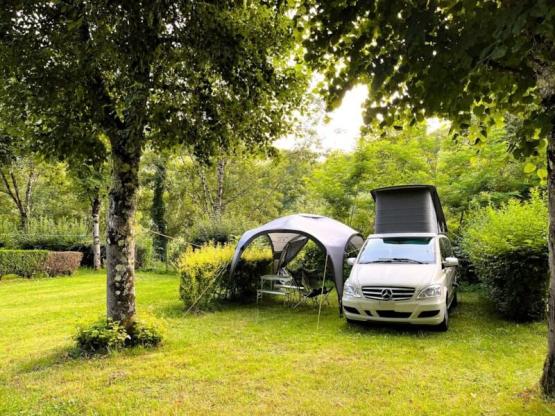 Standplaats PREMIUM Aan rivier Lot : auto + tent / caravan of camper + elektriciteit 10A