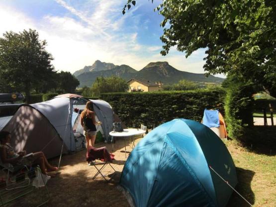 Privilege Formule (1 tent, caravan of camper / 1 auto / elektriciteit 6A) + uitzicht op de bergen
