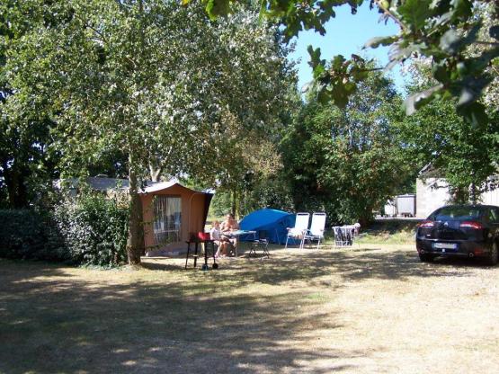 Standplaats Famille + tent of caravan + auto + elektriciteit