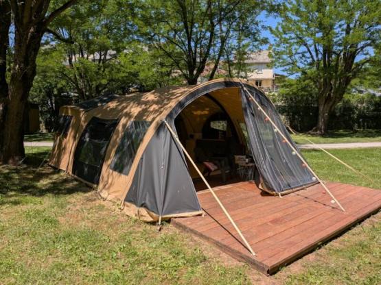 Bengalow toilé avec terrasse bois