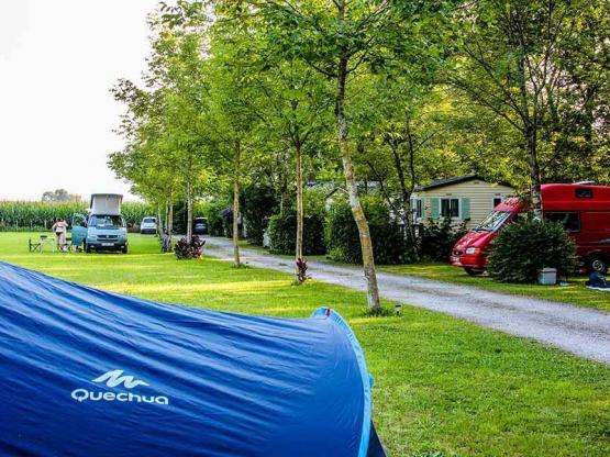 Standplaats aan de rivier kant : auto + tent/caravan of camper