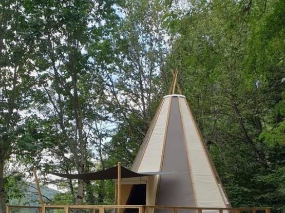 Wigwam Tent home 34m² (3 slaapkamers) zonder sanitair op 54m² verhoogd terras met schaduwdoek
