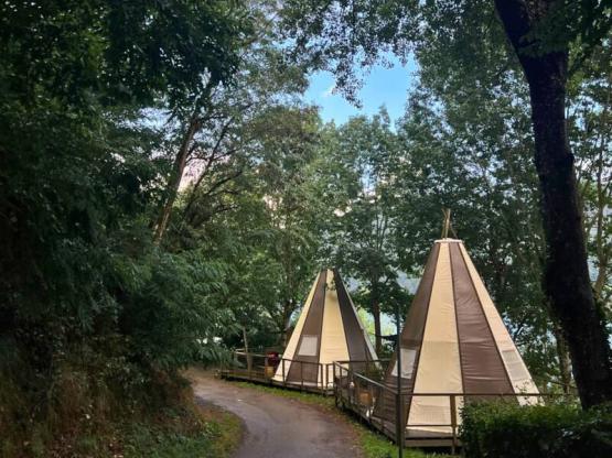 Wigwam Tent home 34m² (3 slaapkamers) zonder sanitair op 54m² verhoogd terras met schaduwdoek