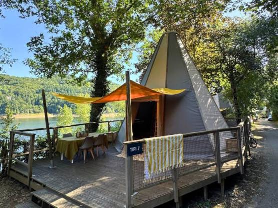Wigwam Tent home 34m² (3 slaapkamers) zonder sanitair op 54m² verhoogd terras met schaduwdoek