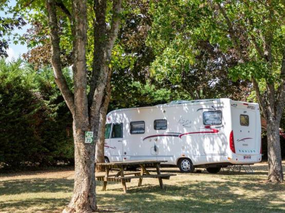 Kuurpakket voor 2 personen/21 nachten op een plek met elektriciteit, 1 auto + 1 caravan OF 1 camper