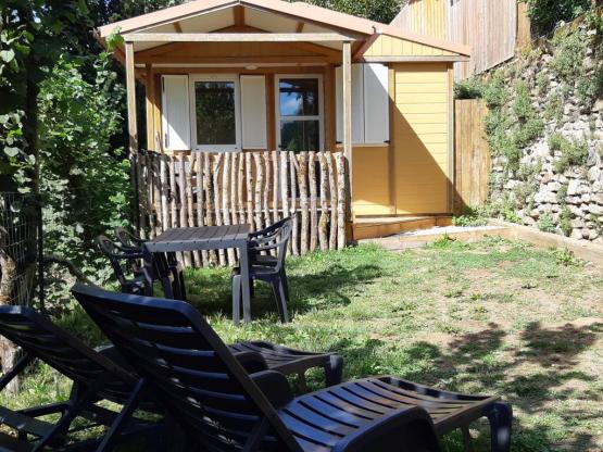 chalet isolé et chauffé avec terrasse bois et jardin privé