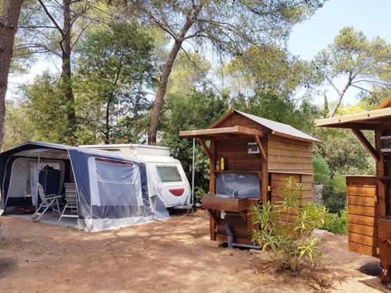 Standplaats PREMIUM + elektriciteit 10A + privé sanitair