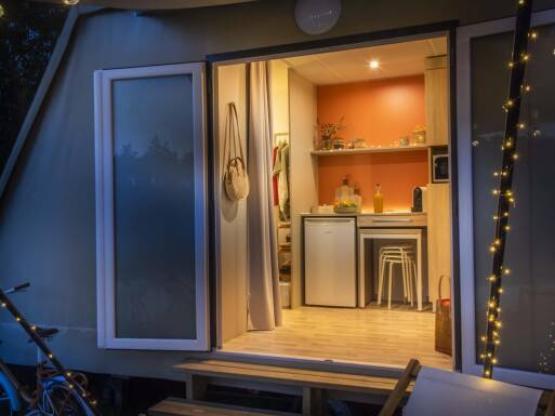 Coco-sweet 16m² (2 kamers) - zonder sanitair terras met luifel + TV